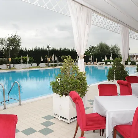 호텔 Hotel & Meeting Centergross 4*